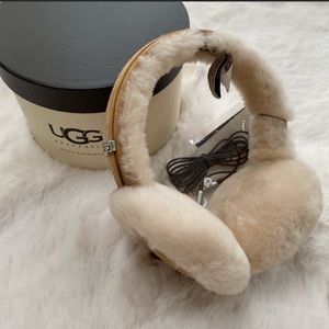UGG Classic Tech Earmuffs Wired Chestnut Brown Shearling NEW
